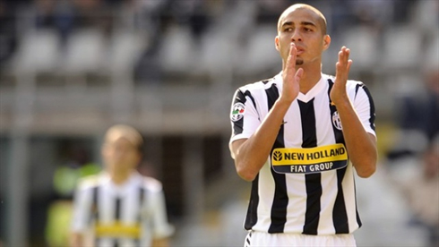 David Trézéguet clapping his hands and thanking Juventus FC fans