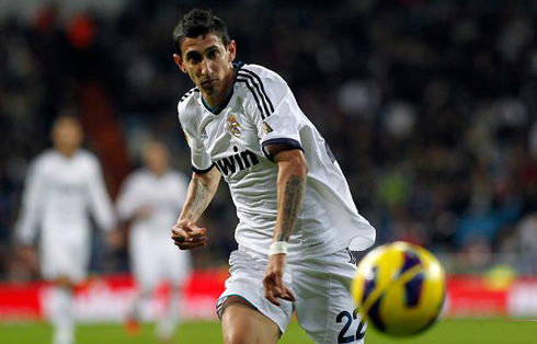 Angel di María running after the ball with all he has in him, at Real Madrid 2012-2013