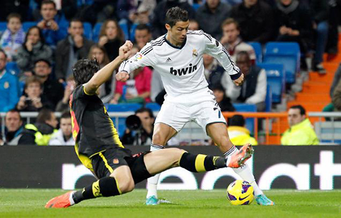 Cristiano Ronaldo dribbling and tricking a Zaragoza defender in an attack for Real Madrid, in 2012-2013