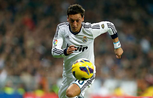 Mesut Ozil running and chasing the ball in a game for Real Madrid, in 2012-2013