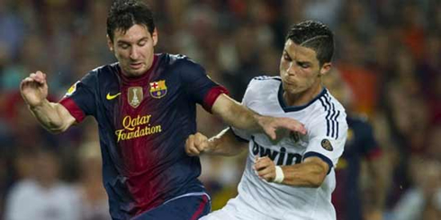 Cristiano Ronaldo fighting with Lionel Messi to win a ball, in Real Madrid vs Barcelona, in 2012-2013