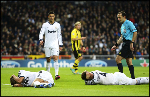Cristiano Ronaldo approaching Sergio Ramos and Pepe, after both of them have clashed with their heads, in Real Madrid vs Borussia Dortmund, in 2012-2013