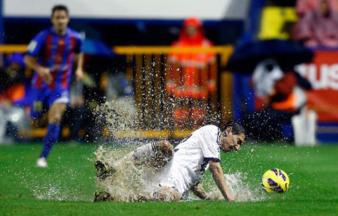 Angel Di María diving in a Real Madrid game, during a rainy matchday in 2012-2013