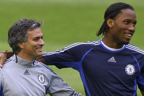 Didier Drogba hugging José Mourinho at Chelsea FC