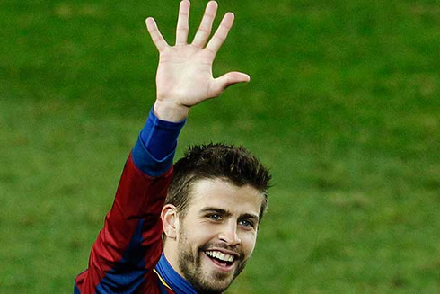 Gerard Piqué doing the manita, the 5 fingers in the air, in Barcelona 5-0 Real Madrid