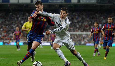 Gerard Piqué fighting with Ronaldo, in a Barcelona vs Real Madrid Clasico