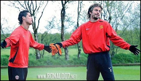Gerard Piqué giving hands to Cristiano Ronaldo, during their time in Manchester United