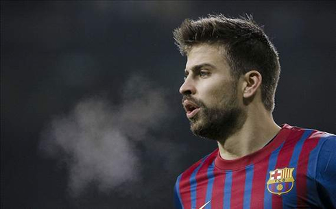 Gerard Piqué in a Barcelona shirt, in 2012-2013