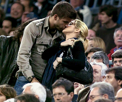 Gerard Piqué kissing Shakira in public, in 2012-2013