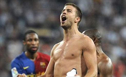Gerard Piqué shirtless, showing his fat belly and non existing abs
