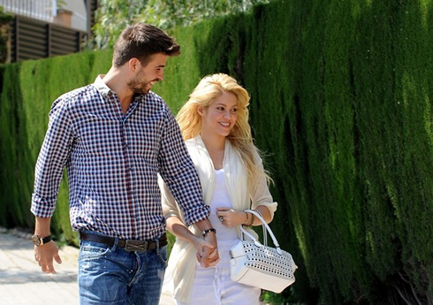 Gerard Piqué taking a walk with his pregnant girlfriend or wife, the WAG Shakira, in 2012-2013