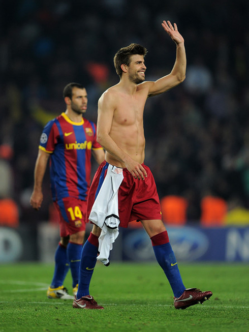 Gerard Piqué without shirt, showing how fat he is, in 2012-2013