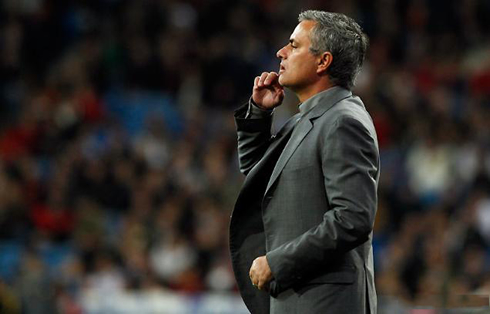 José Mourinho talking to Real Madrid players on the pitch, in La Liga 2012-2013