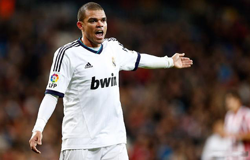 Pepe complaining about an harsh foul in Real Madrid vs Athletic Bilbao, in 2012-2013