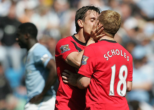 Gary Neville gay kiss to Paul Scholes, in Manchester United vs City soccer game