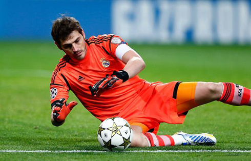 Iker Casillas saving a shot in a Real Madrid game, in 2012-2013