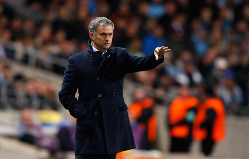 José Mourinho passing instructions to the pitch, in Manchester City vs Real Madrid, in 2012-2013