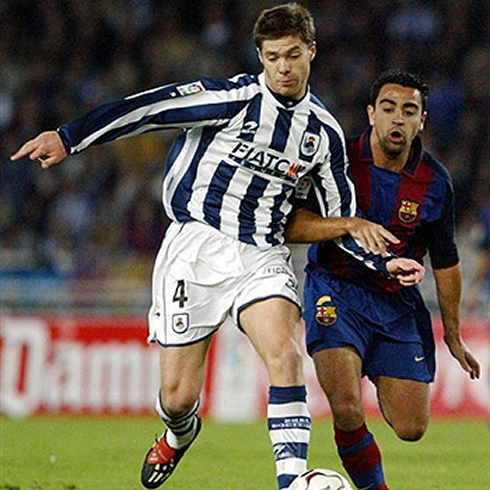 Xabi Alonso fighting for the ball with Xavi Hernandez, in Real Sociedad vs Barcelona, in 2002-2003