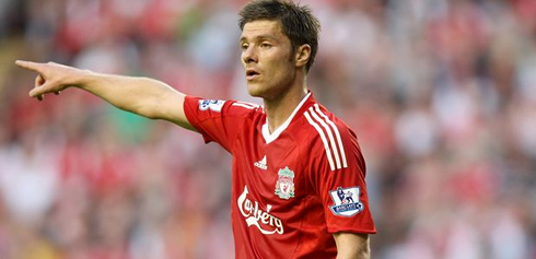 Xabi Alonso organizing Liverpool midfield between 2004 and 2009