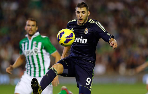 Karim Benzema receiving a ball in Betis 1-0 Real Madrid, in 2012-2013