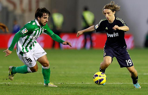 Luca Modric playing for Real Madrid and looking like a midget and dwarf, in 2012-2013