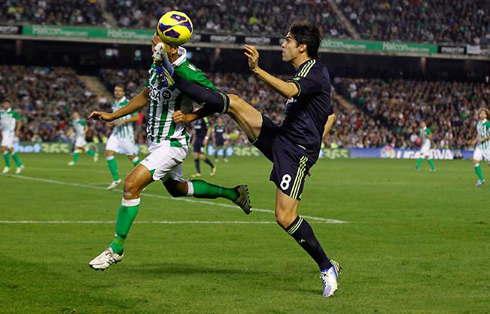 Ricardo Kaká amazing ball control in the air, with his leg fully stretched, in Betis vs Real Madrid in 2012-2013