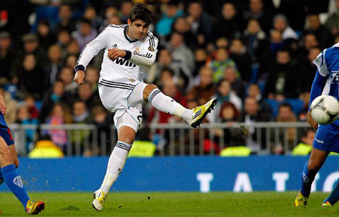 Alvaro Morata striking the ball in Real Madrid 3-0 Alcoyano, in 2012-2013