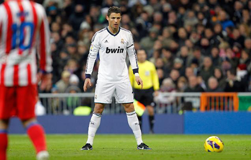 Cristiano Ronaldo free-kick stance and concentration, in Real Madrid 2-0 Atletico Madrid, for La Liga 2012-2013