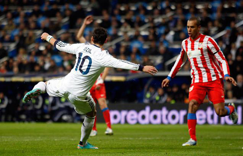 Mesut Ozil volley goal in Real Madrid 2-0 Atletico Madrid, in La Liga 2012-2013