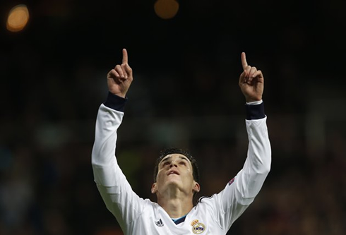 Callejón pointing his two fingers to the sky, as he celebrates having scored a brace for Real Madrid, in Champions League 2012-2013