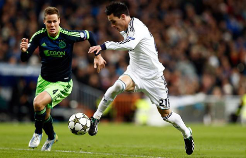 José Maria Callejón perfect ball control, in a game for Real Madrid in 2012-2013