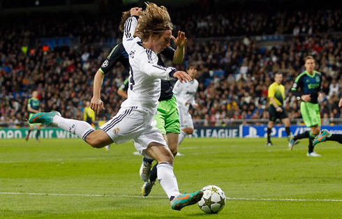 Luka Modric superb assist for goal, in Real Madrid vs Ajax, in Champions League 2012-2013