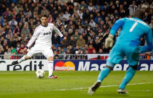 Cristiano Ronaldo scoring the first Real Madrid goal against Ajax, at the last group stage game from the Champions League, in 2012-2013