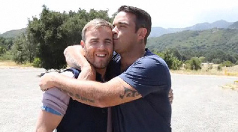 Robbie Williams gay kiss to Gary Barlow