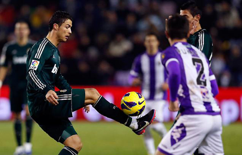 Cristiano Ronaldo controlling the ball with the tip of his toes, in Real Madrid 2012-2013