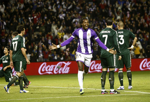 Cristiano Ronaldo looking at his teammates, as Manucho celebrates his goal for Valladolid against Real Madrid, in La Liga 2012-2013