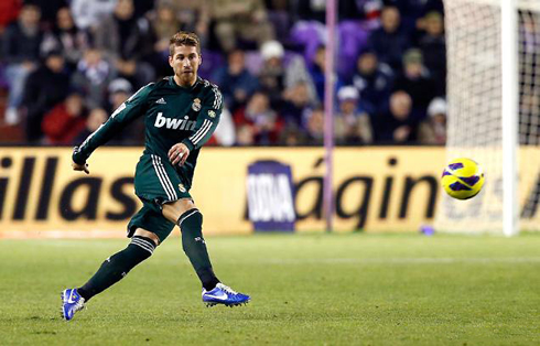 Sergio Ramos making a pass in Real Madrid 2012-2013
