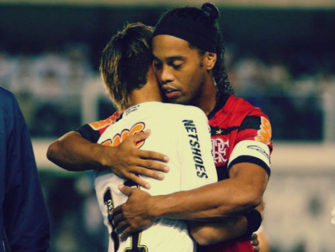 Ronaldinho hugging Neymar in Santos vs Flamengo, in 2010-2011