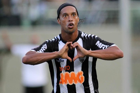 Ronaldinho love hand gesture, after scoring a goal for Atletico Mineiro, in 2012-2013