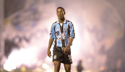 Ronaldinho playing for Gremio de Porto Alegre, rising star in a great stadium atmosphere