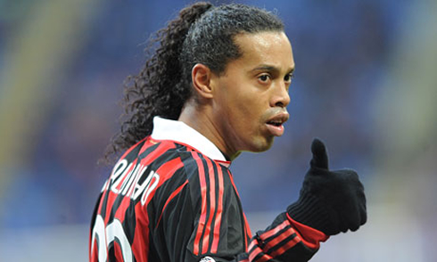 Ronaldinho putting his thumbs up in AC Milan