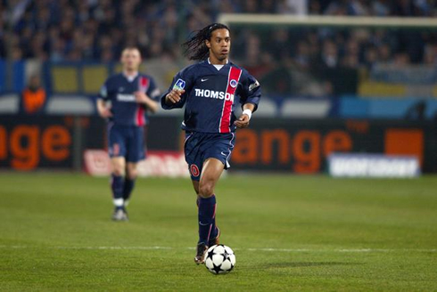 Ronaldinho running with the ball close to his feet in PSG