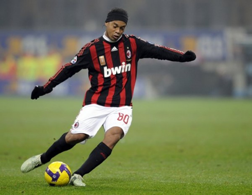 Ronaldinho style and technique, taking a free-kick in AC Milan