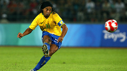Ronaldinho wallpaper shooting a free-kick for Brazil