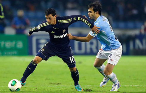 Mesut Ozil escaping a defender's marking, in Celta de Vigo vs Real Madrid, in 2012-2013