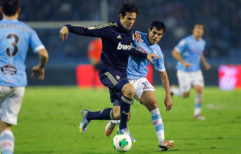 Ricardo Kaká driving the ball close to his feet, in Celta de Vigo vs Real Madrid, for the Copa del Rey 2012-2013