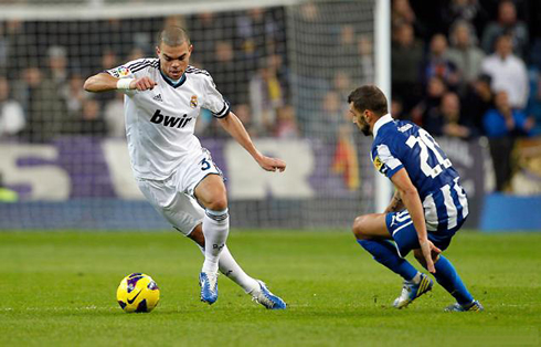 Pepe showing his class as a center defender, in Real Madrid 2012-2013
