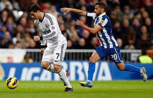 Cristiano Ronaldo running faster than Simão Sabrosa, in Real Madrid vs Espanyol, in 2012-2013