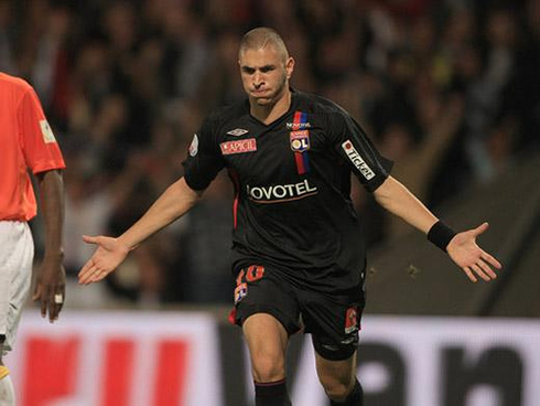 Karim Benzema running with his arms open in France, at Lyon