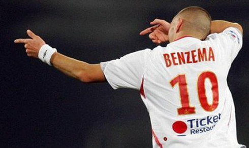 Karim Benzema trademark sniper celebration, in Olympique Lyon